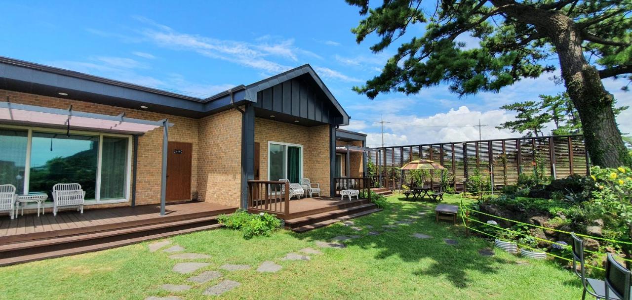 Wind Jeju Cafe & Pension Σεογκουίπο Εξωτερικό φωτογραφία