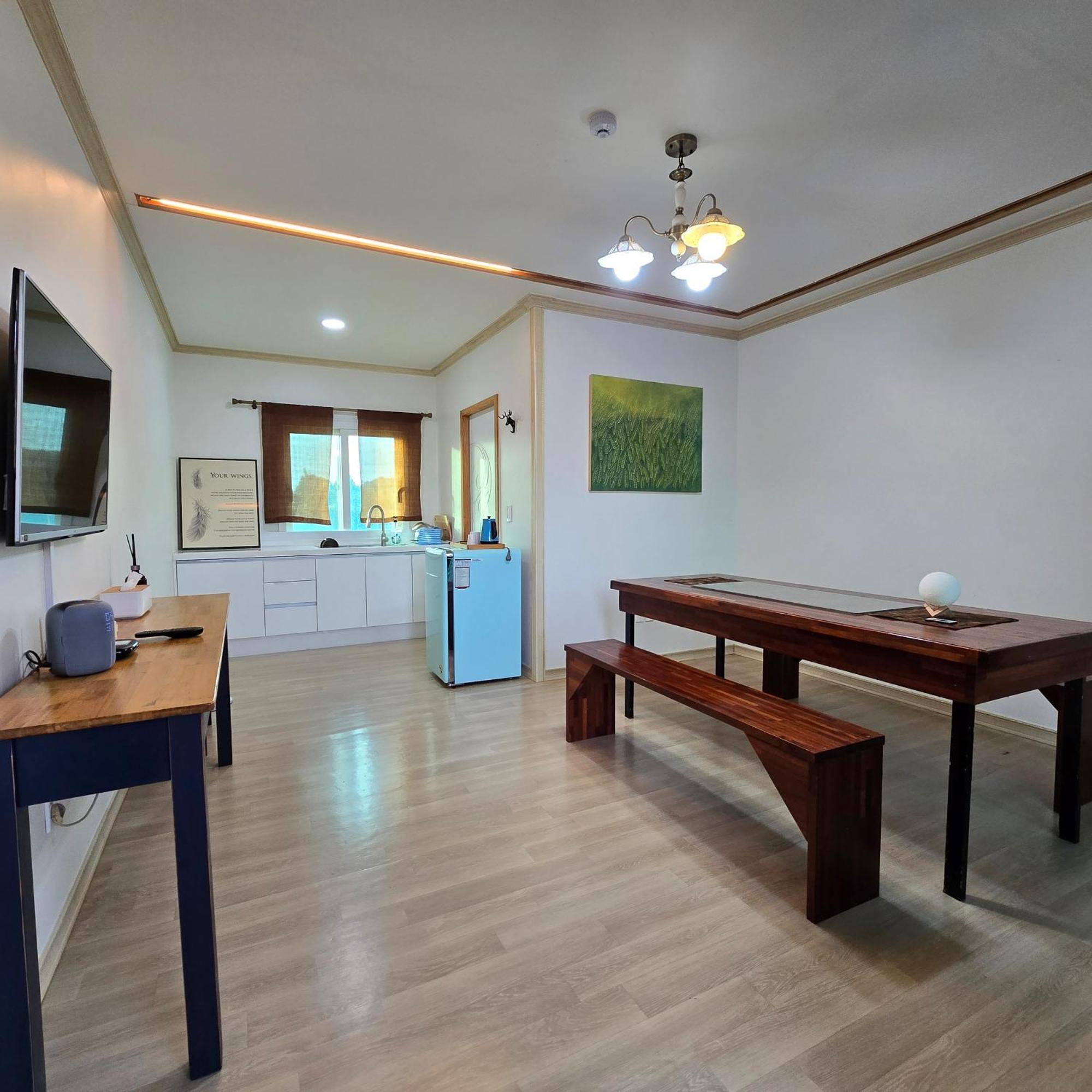 Wind Jeju Cafe & Pension Σεογκουίπο Εξωτερικό φωτογραφία