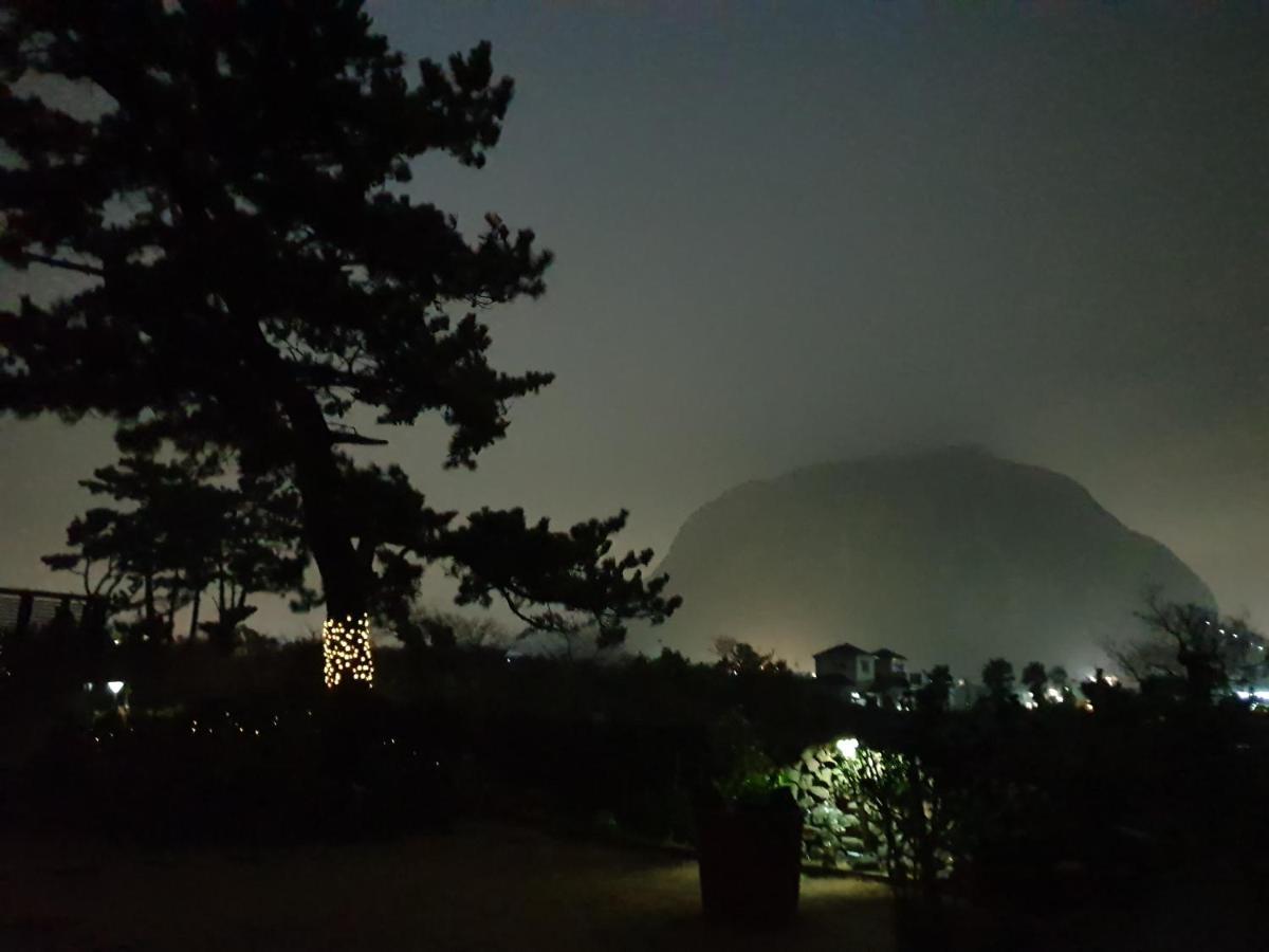 Wind Jeju Cafe & Pension Σεογκουίπο Εξωτερικό φωτογραφία